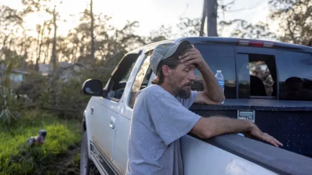 लाखों लोग बिना बिजली को रहने को मजबूर हैं