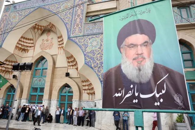صورة نصر الله على مسجد في طهران