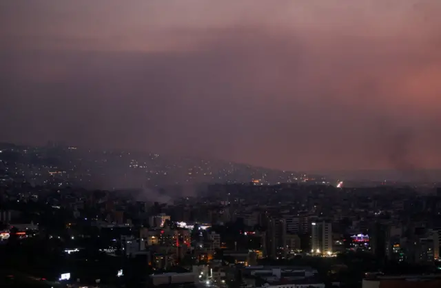 الدخان يتصاعد فوق ضواحي بيروت
