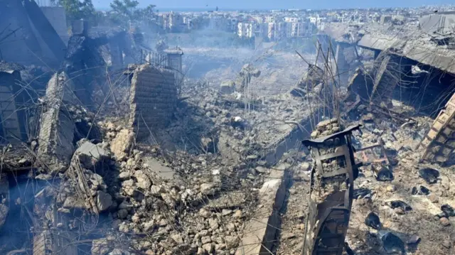 बेरुत में इसराइली हमलों से कई इमारतें ढहीं