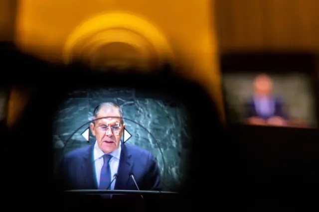 وزير الخارجية الروسي سيرجي لافروف يظهر من خلال عدسة الكاميرا أثناء إلقائه كلمته أمام الجمعية العامة للأمم المتحدة التاسعة والسبعين في مقر الأمم المتحدة في نيويورك، الولايات المتحدة