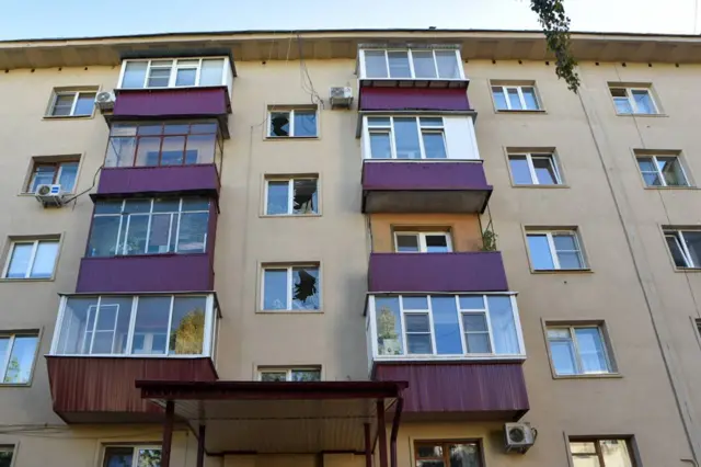 Поврежденное здание в Курске
