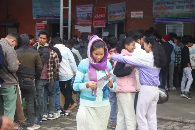 गोगंबुस्थित नयाँ बसपार्कमा दशैँमा घर जानको लागि टिकट काट्ने