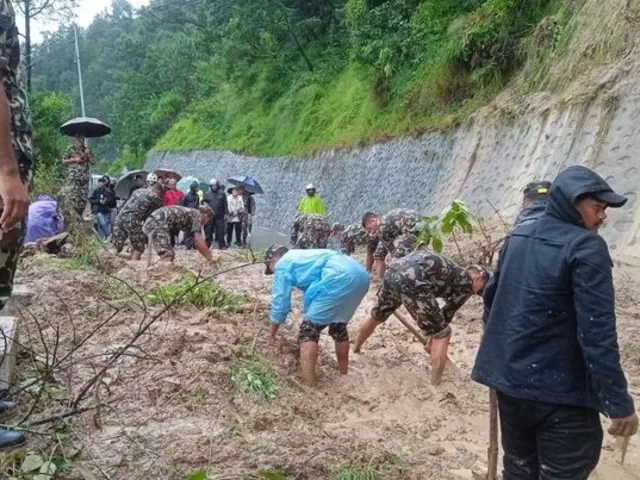 बाटोमा पहिरो पन्छाउँदै
