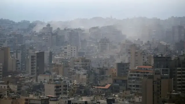 تصاعد الدخان فوق الضاحية الجنوبية لبيروت بعد غارة جوية