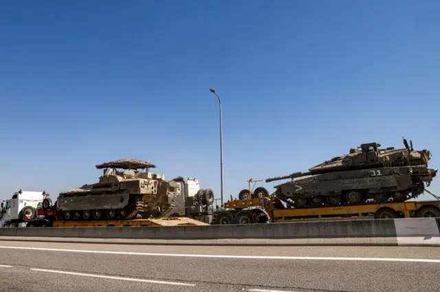 شاحنات تنقل دبابة قتال رئيسية للجيش الإسرائيلي ومركبة قتال مشاة متجهة للانتشار على طول الحدود مع لبنان