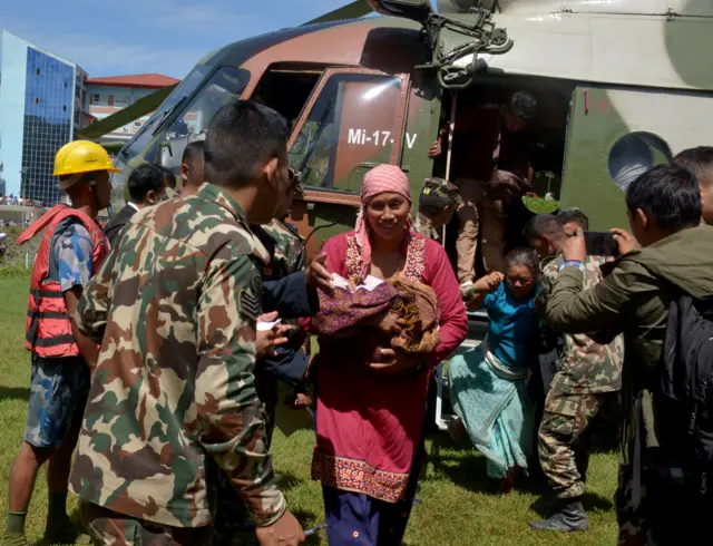 सेनाको हेलिकप्टरबाट उद्धार गरिँदै