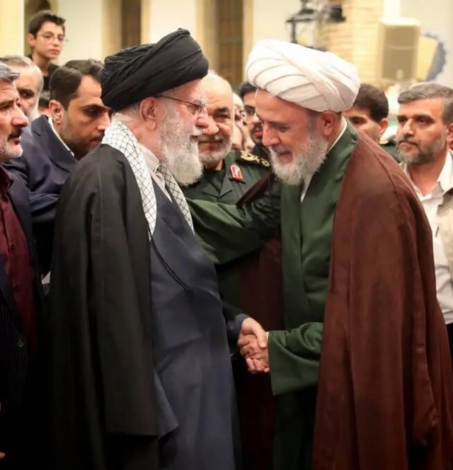 نبيل قاووق در مراسم خاکسپاری محمدرضا زاهدی و دیگر فرماندهان سپاه در فروردین ماه امسال در تهران