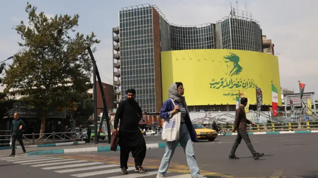 دیوارنگاره میدان ولیعصر تهران با شعار «پیروزی نزدیک است» و تصویر حسن نصرالله
