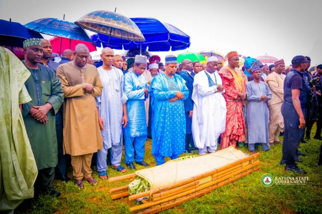 Lokacin da ake yi wa gawara Hajiya Fatima (Dada) Ƴar'Adua sallah gabanin bizine ta a birnin Katsina, ranar Talata