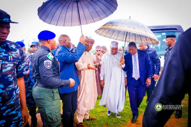 Atiku Abubakar da gwamnan Katsina Dikko Radda a wurin jana'aizar Hajiya Fatima Dada Ƴar'Adua