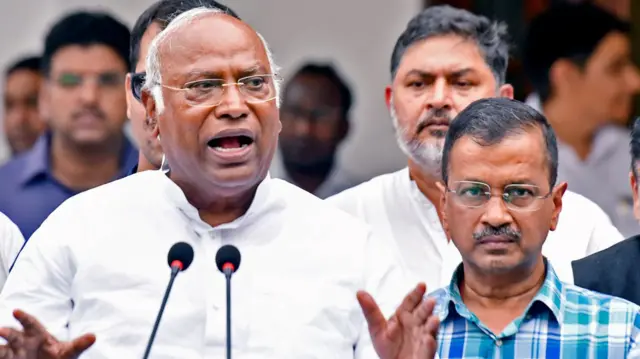 मल्लिकार्जुन खड़गे और अरविंद केजरीवाल