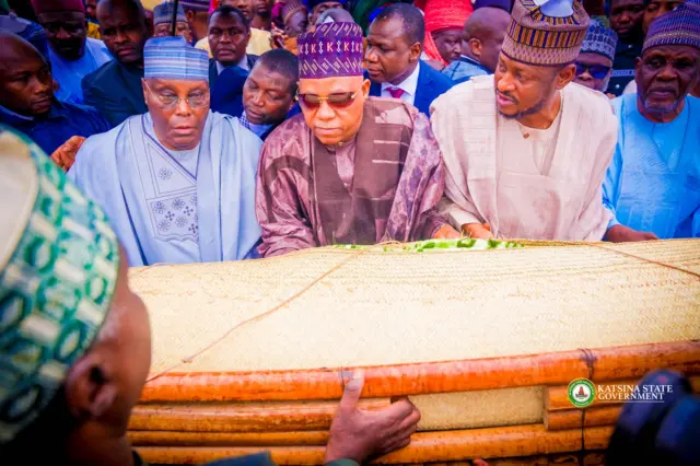 Atiku Abubakar da Kashim Shettima da Dikko Radda a lokacin jana'izar Hajiya Fatima Dada Ƴar'Adua