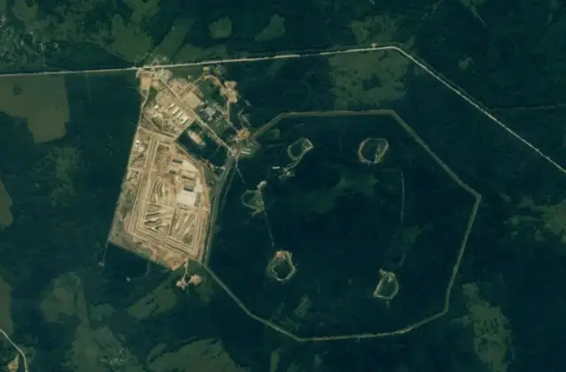 Спутниковый снимок Planet Labs, который был сделан 27 июля. Исследователи изучали снимки 26 июля. В левой части видна стройплощадка с девятью продолговатыми объектами, которые исследователи назвали пусковыми позициями