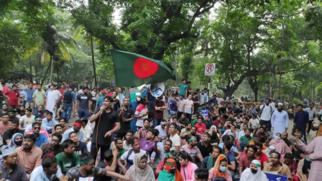 চাকরিতে আবেদনের বয়সসীমা ৩৫ করার দাবিতে প্রধান উপদেষ্টার বাসভবনের সামনে আন্দোলনকারীদের অবস্থান