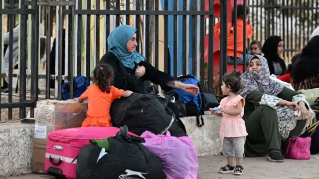 इसराइली हमलों के कारण लेबनान छोड़ रहे लोग