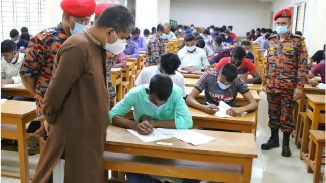 সরকারি নিয়োগ পরীক্ষায় অংশ নিয়েছেন একদল চাকরিপ্রত্যাশী