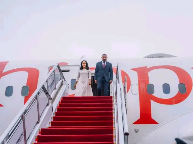 Ministirri Muummee Abiy Ahmad fi Giifti Duree Zinnaash Taayyaacho wayita xiyyaara irraa bu'an