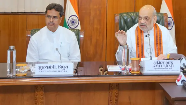 बुधवार को शांति समझौता साइन करने के दौरान केंद्रीय गृह मंत्री अमित शाह