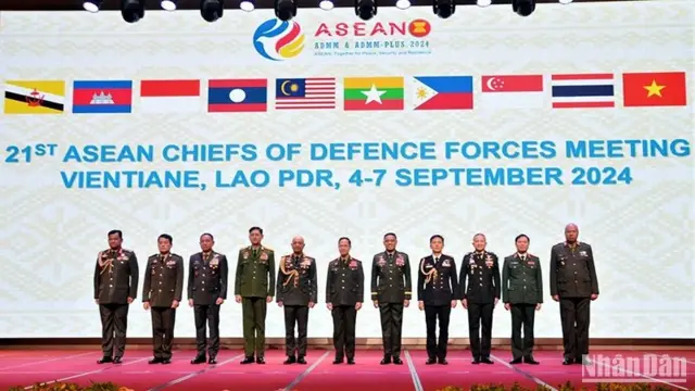 တပ်မတော်ကာကွယ်ရေးဦးစီးချုပ်ဗိုလ်ချုပ်မှူးကြီးမင်းအောင်လှိုင် ကိုယ်စား စစ်ရေးချုပ်၊ ဒုတိယဗိုလ်ချုပ်ကြီးစိုးမင်းဦးတက်ရောက်