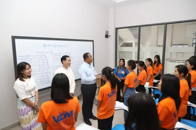 စစ်ကောင်စီ အလုပ်သမားဝန်ကြီး ဦးမြင့်နောင်နဲ့ ပြည်ပထွက်ခွာမယ့် အလုပ်သမားတွေ