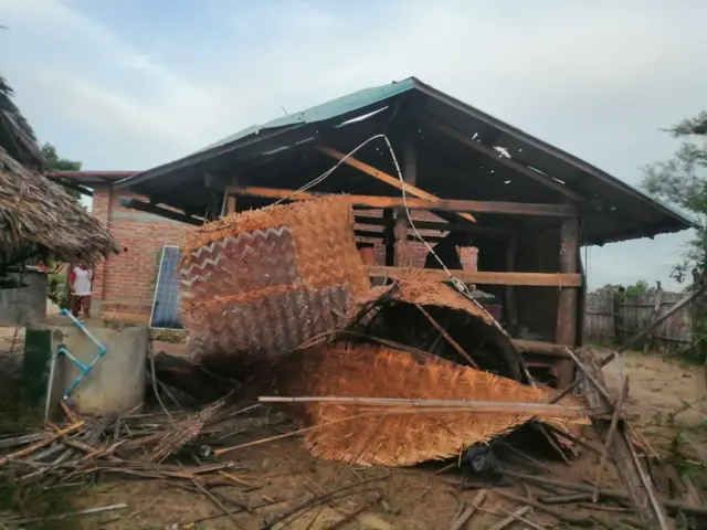 လေကြောင်းတိုက်ခိုက်မှုကြောင့် ပျက်စီးသွားတဲ့ နေအိမ်