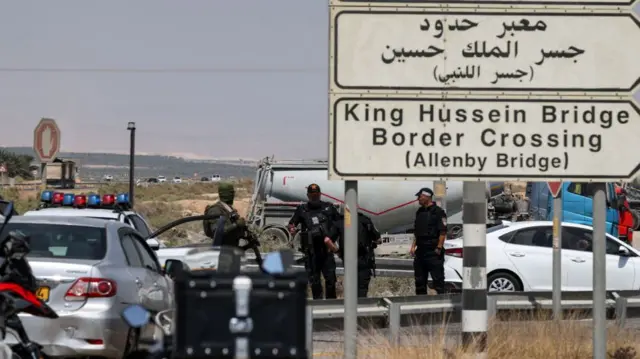 हमले में तीन लोगों की हुई मौत