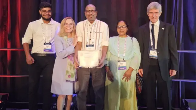 पत्रकार रवि प्रकाश (बीच में)