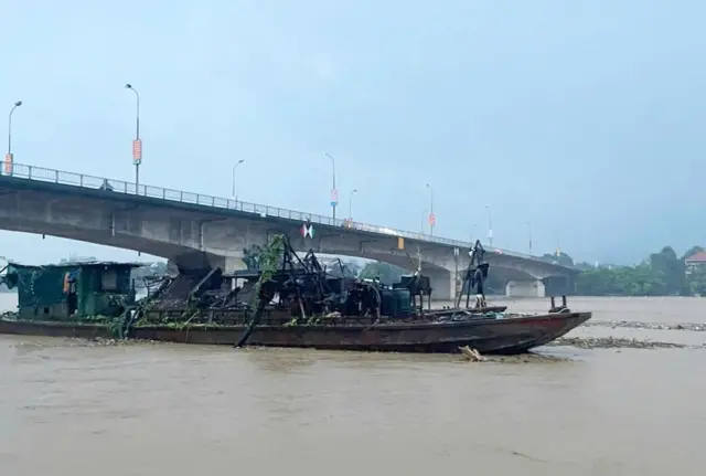 Tàu vận tải từ Trung Quốc trôi dạt trên sông Hồng đoạn tại Lào Cai