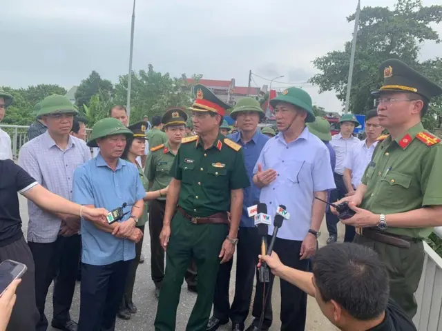 Phó Thủ tướng Hồ Đức Phớc (thứ hai từ phải) tại hiện trường