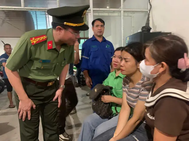 Đại tá Nguyễn Minh Tuấn, Giám đốc Công an tỉnh Phú Thọ, hỏi thăm thân nhân các nạn nhân trong vụ sập cầu