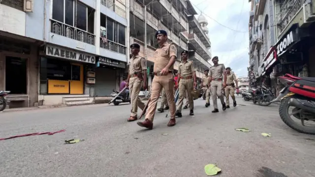 सूरत के सैयदपुरा में भारी पुलिस बल तैनात है