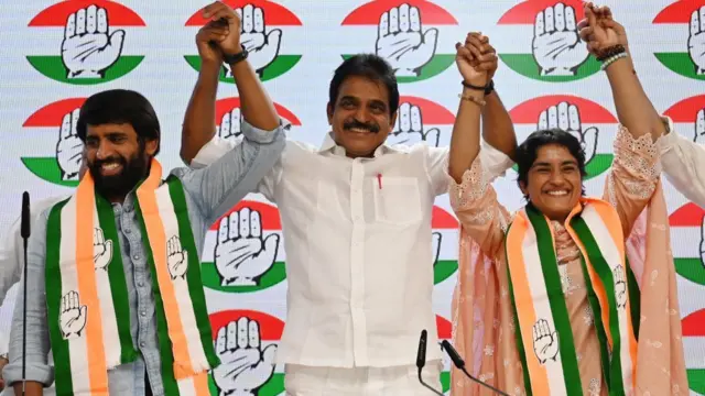 कांग्रेस महासचिव के साथ बजरंग पुनिया और विनेश फोगाट
