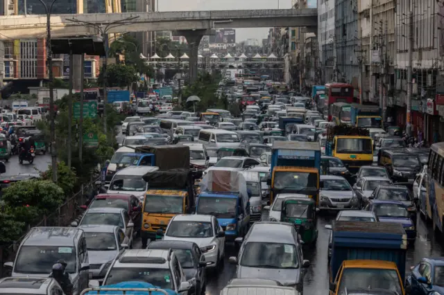 কারিগরি শিক্ষার্থীদের সড়ক অবরোধের কারণ ঢাকার বেশকিছু এলাকায় তীব্র যানজট সৃষ্টি হয়েছে