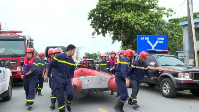 Lực lượng tìm kiếm cứu nạn tại vụ sập cầu Phong Châu ở Phú Thọ