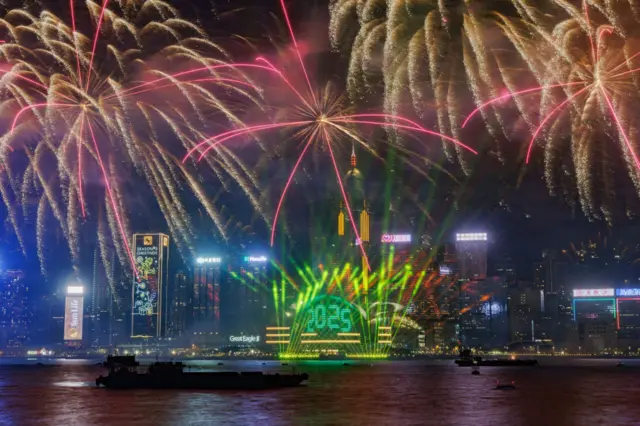Ndị na-agba ọkụ elu iji nabata afọ ọhụrụ na Victoria Harbour, Hong Kong