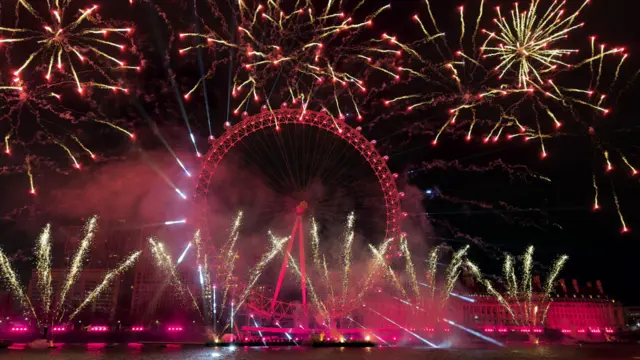 Emume ịgbapụ ọkụ e ji nabata afọ 2025 n'ogige 'London Eye' dị na London, UK