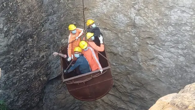 खदान से मजदूरों को ऐसे निकाला गया.