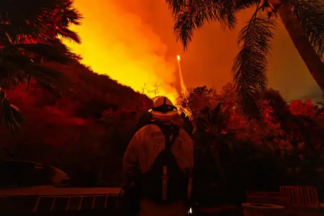 Ebe ọkụ ọzara na-agba na Los Angeles