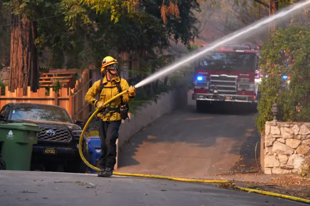 لاس اینجلس: تیز ہواؤں کے باعث آگ پھیلنے کا خدشہ، مزید علاقے خالی کرانے کا حکم