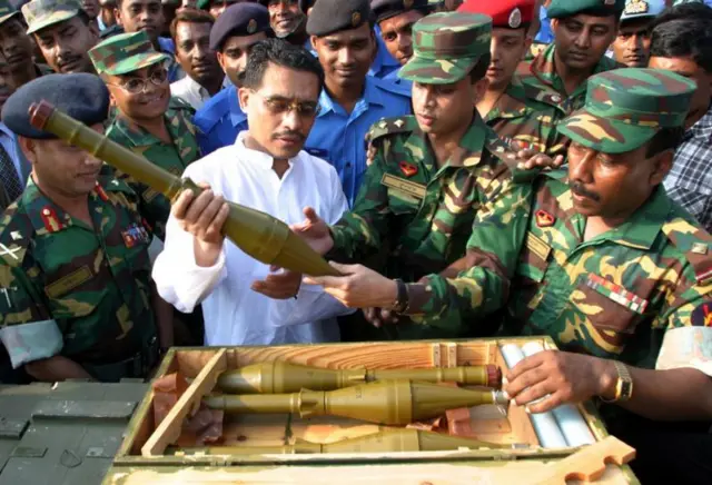 অস্ত্র জব্দের পর চট্টগ্রামে গিয়ে সেগুলো দেখেন তৎকালীন স্বরাষ্ট্র প্রতিমন্ত্রী লুৎফুজ্জামান বাবর।