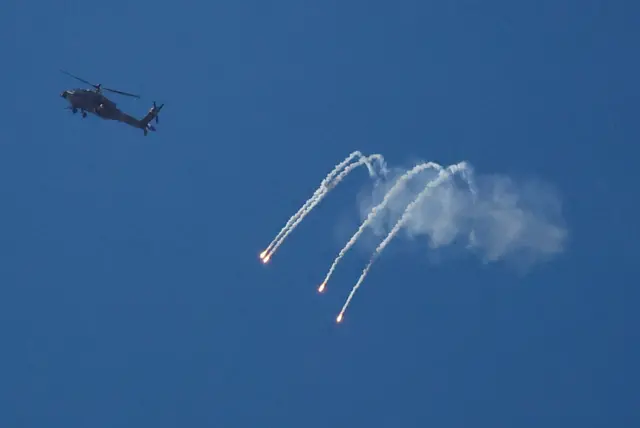 طائرة إسرائيلية تقصف مواقع في غزة.