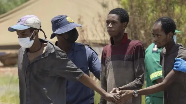 Wachimbaji madini ambao wameibuka tena wakiongozwa na maafisa wa polisi