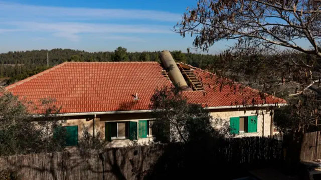 جزء من صاروخ قيل إنه أطلق من اليمن في الليلة الماضية عالق على سطح منزل غربي القدس