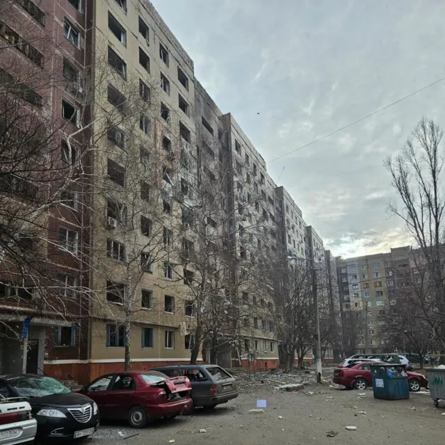 Глава военной администрации опубликовал фото пострадавшей при обстреле многоэтажки