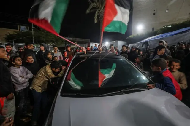 ردود فعل فلسطينية على التوصل إلى اتفاق وقف إطلاق النار مع إسرائيل في دير البلح وسط قطاع غزة