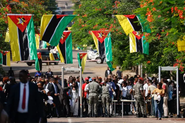Ndịagha nọ n'ogige Independence Square ebe a nọ duo Daniel Chapo n'iyi ọrụ dịka Onyeisiala Mozambik