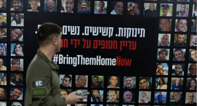 Sojan Isra'ila na nuna hoton wadanda Hamas ta yi garkuwa da su