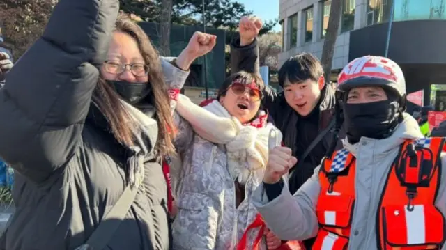 राष्ट्रपति यून सुक-योल को गिरफ्तार होने पर जश्न मनाते लोग