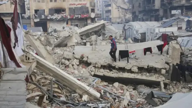 فتى يقف على أنقاض مبنى مدمر بعد غارات إسرائيلية على قطاع غزة